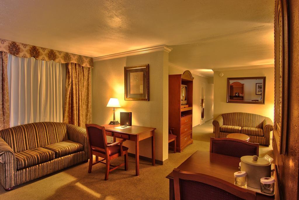 Clarion Inn Conference Center Modesto Extérieur photo